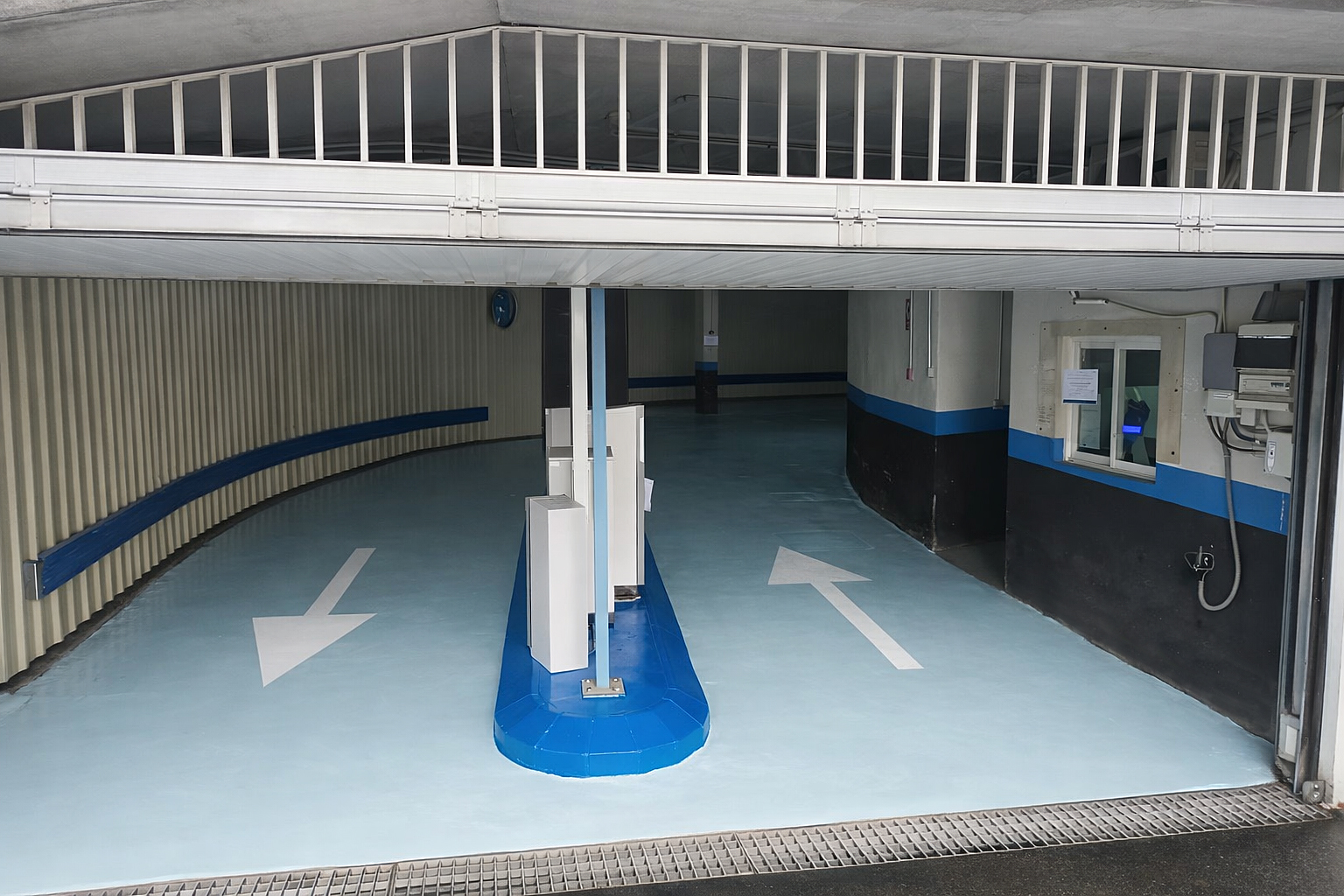 Entrada al parking subterráneo de la Plaza del Pueblo de Colmenar Viejo junto al Ayuntamiento