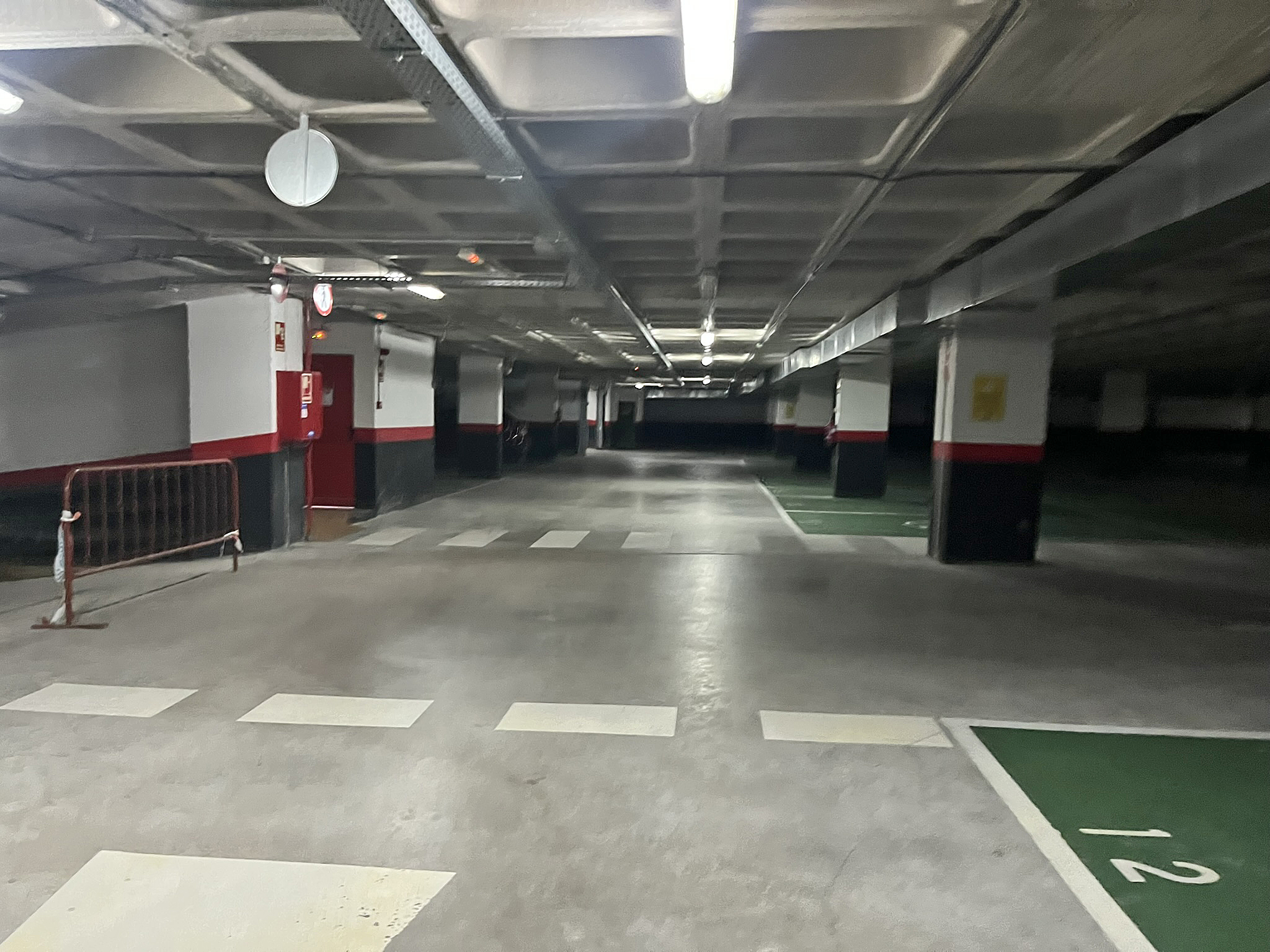 Interior del parking subterráneo cerca de la estación de Cercanías