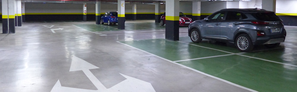 Interior del parking subterráneo Iberpark junto a la estación de Cercanías de Colmenar Viejo